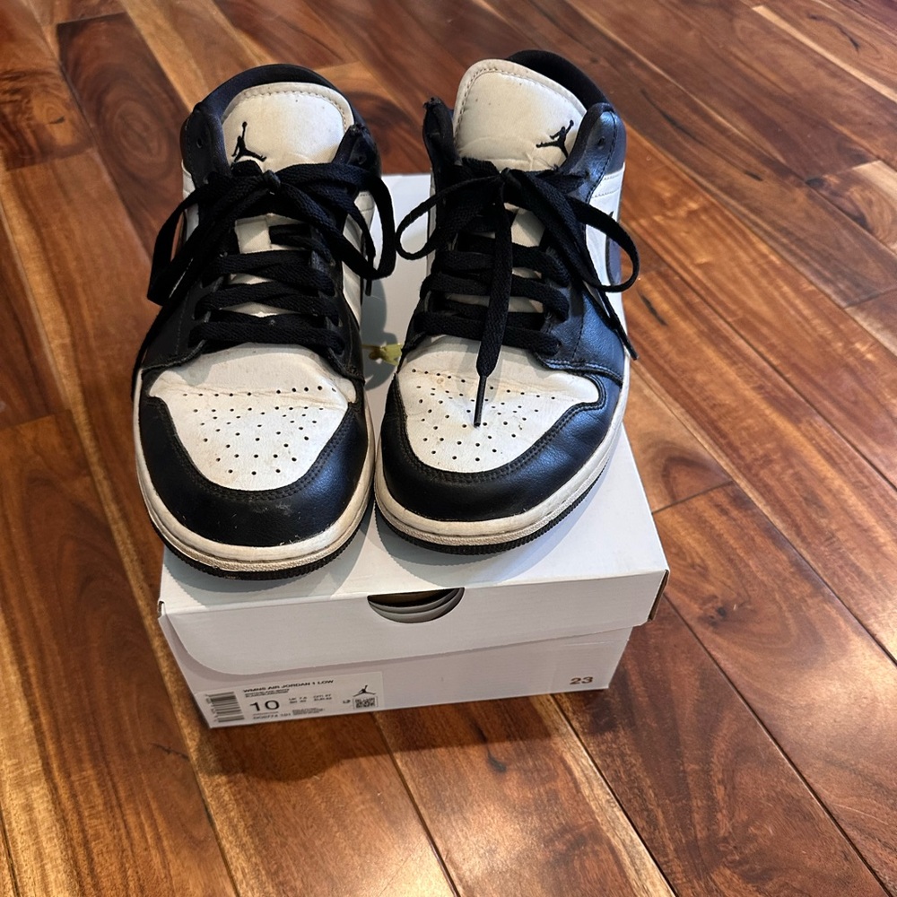 Nike Air Jordan Dunks women's size 10  Black and White low